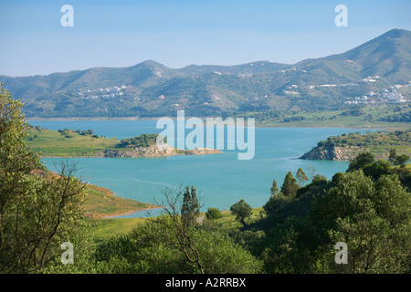 Paesaggio andaluso lago tra montagne siccità andalusia Pantano de La Viñuela Axarquia Malaga Foto Stock