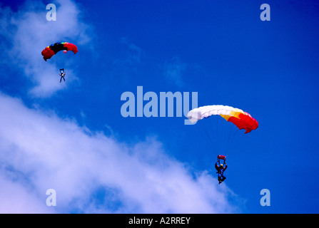 Due cielo subacquei skydiving in formazione Foto Stock