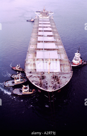 Disabili mercantile coreana sotto il traino di rimorchiatori nel porto di Vancouver, BC, British Columbia, Canada Foto Stock