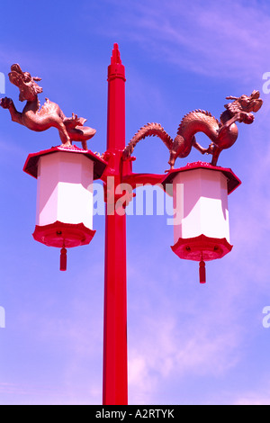 Drago Cinese scultura sopra le luci di strada su un palo della luce in Chinatown, Vancouver, BC, British Columbia, Canada Foto Stock