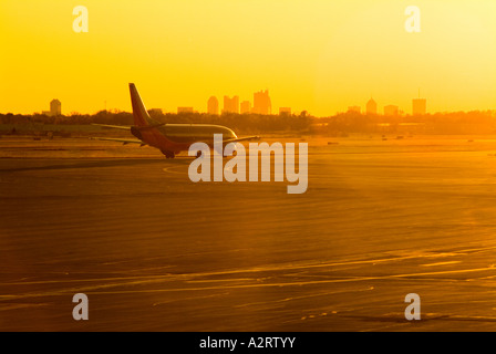 In aereo Aeroporto sulla pista asfaltata al tramonto, Columbus Ohio USA Foto Stock