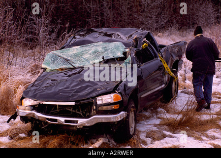 Fracassato incidente Auto, Auto danni in caso di incidenti, Autostrada incidente stradale scena, inverno, la neve, BC, British Columbia, Canada Foto Stock