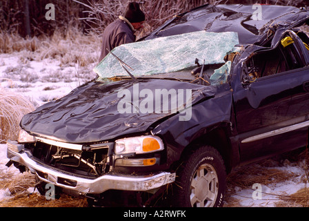 Fracassato incidente Auto, Auto danni in caso di incidenti, Autostrada incidente stradale scena, inverno, la neve, BC, British Columbia, Canada Foto Stock