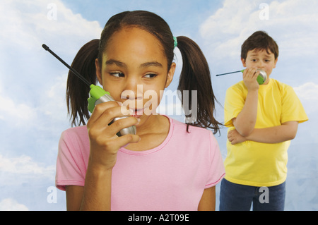 I due ragazzi parlare su walkie talkie Foto Stock