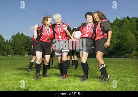 Le donne s i compagni di squadra di calcio Foto Stock