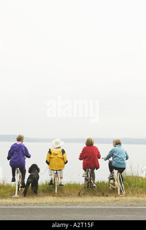 Quattro donne sulla cyclette Foto Stock