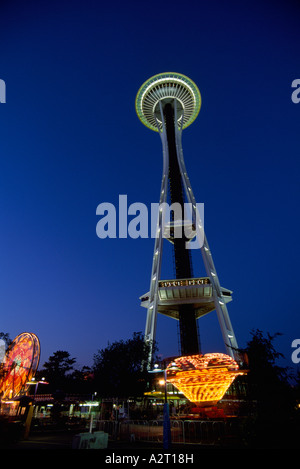 Seattle Space Needle, Washington, Stati Uniti d'America - ristorante girevole in cima alla torre e giostre a base, al centro di Seattle Foto Stock