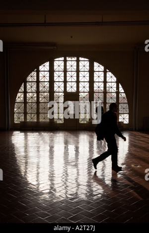 Ellis Island finestra nella Sala Grande sala del Registro di sistema di secondo livello museo di immigrazione. Ellis Island. New York City USA Foto Stock