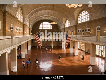 Ellis Island la Sala Grande sala del Registro di sistema, dal terzo livello di balcone. Museo di immigrazione. Ellis Island. La città di New York. Stati Uniti d'America Foto Stock