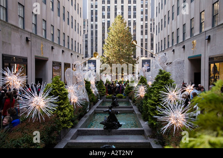 Albero di natale e altre decorazioni di Natale presso il Centro Rockefeller. New York City USA Foto Stock