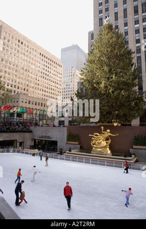 Pista di pattinaggio sul ghiaccio al Rockefeller Center di Natale a New York City USA Foto Stock