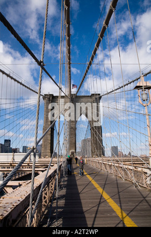 Il Ponte di Brooklyn e cavi di sospensione di New York City STATI UNITI D'AMERICA Foto Stock