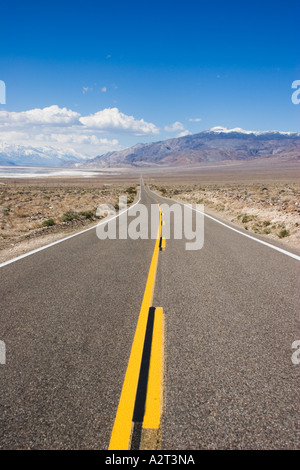 La Statale 190 a est del lago Owens nella contea di Inyo in California negli Stati Uniti d'America Foto Stock