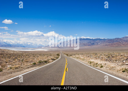 La Statale 190 a est del lago Owens nella contea di Inyo in California negli Stati Uniti d'America Foto Stock