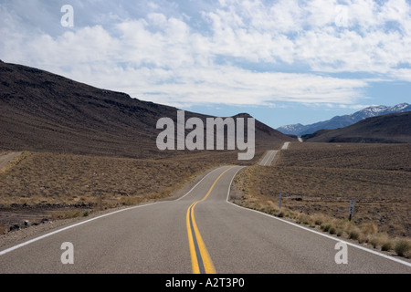 La Statale 190 a est del lago Owens nella contea di Inyo, California, Stati Uniti d'America Foto Stock