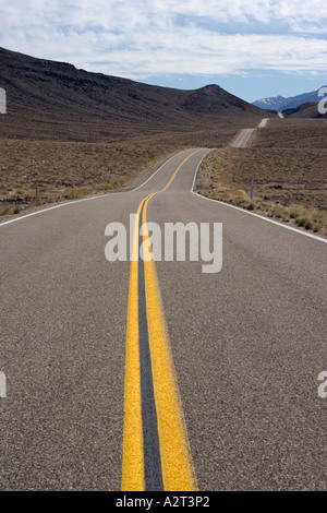 La Statale 190 a est del lago Owens nella contea di Inyo in California negli Stati Uniti d'America Foto Stock