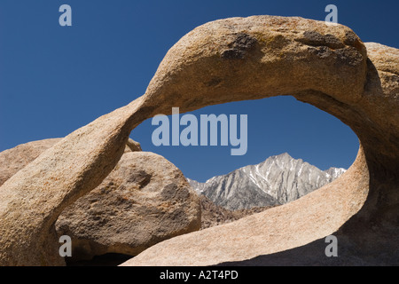 Arco Naturale in Alabama Hills telai Lone Pine picco nella Eastern Sierra Nevada, in California, Stati Uniti d'America Foto Stock