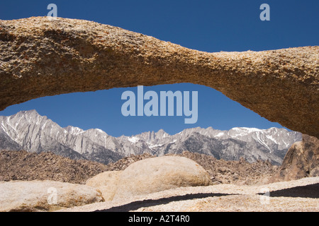 Un arco naturale in Alabama sulle colline vicino a Lone Pine telai Mount Whitney e la cresta delle montagne della Sierra Nevada, in California Foto Stock