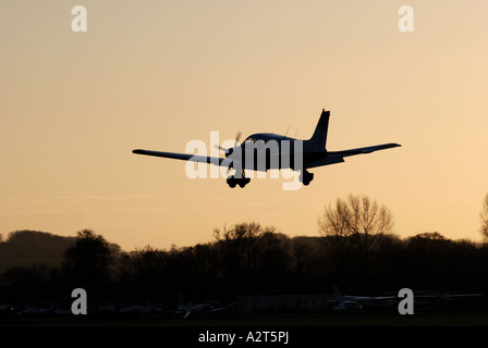 Piper PA 28 Cherokee 180 aerei di atterraggio a Wellesbourne Airfield, Warwickshire, Inghilterra, Regno Unito Foto Stock