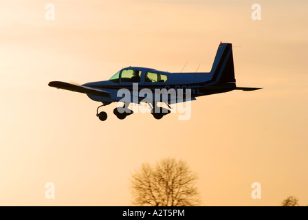 Grumman American AA 5B Tiger aerei di atterraggio a Wellesbourne Airfield, Warwickshire, Inghilterra, Regno Unito Foto Stock