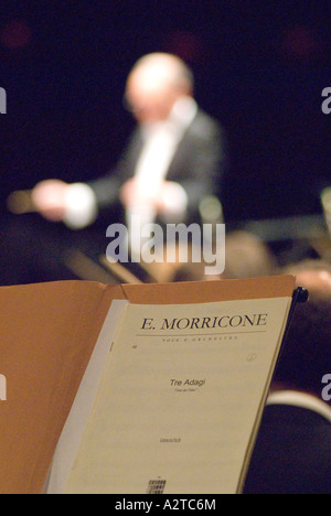 Il compositore italiano Ennio Morricone (10 novembre 1928-6 luglio 2020) in concerto Hammersmith Apollo, Londra, Regno Unito, dicembre 2006. Foto Stock
