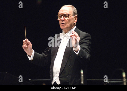 Il compositore italiano Ennio Morricone (10 novembre 1928-6 luglio 2020) in concerto, Hammersmith Apollo, Londra, Regno Unito. Dicembre 2006. Foto Stock