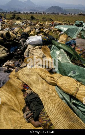 Rifugiati ruandesi luglio 1994 la messa di sepoltura alle vittime del colera kibuma campo profughi di Goma il numero di vittime di questa epidemia sono secondo l Unicef oltre 40 000 mentre l'Unhcr insistere il numero è la metà di questa cifra sostengono la maggior parte dei lavoratori aiuto esagerare il numero di incidenti mortali per assicurare il mondo s attenzione i numeri sono poco significato per coloro che muoiono nei campi Foto Stock