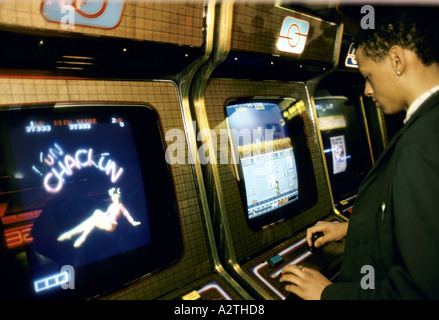 L'uomo la riproduzione del video gioco in sala giochi Foto Stock