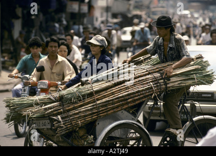 Il traffico a Saigon Vietnam 1994 Foto Stock