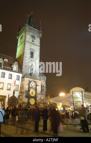 Orologio Astronomico Torre, vecchio municipio, piazza cittadina, centro di Praga illuminata di notte Foto Stock