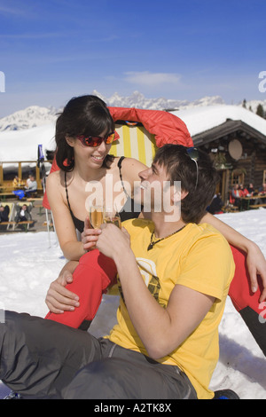 Matura in amore di bere champagne vicino rifugio alpino Foto Stock