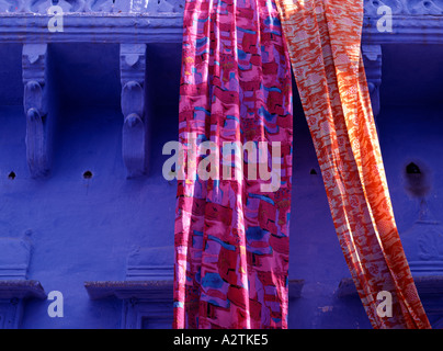 Tessuti indiani appesi da balcone Jodhpur Rajasthan in India Foto Stock