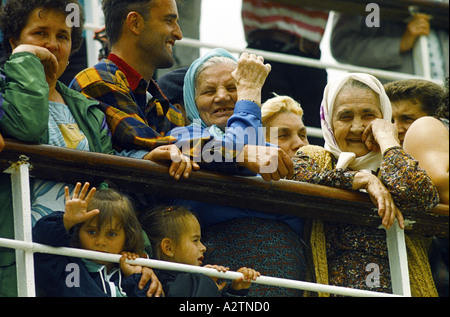 Bosnia centrale giugno 1995 rifugiati arrivano dalla Macedonia per tornare a Sarajevo Foto Stock