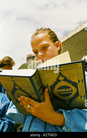 Bosnia centrale giugno 1995 rifugiati arrivano dalla Macedonia per tornare a Sarajevo i bambini la lettura del Corano Foto Stock