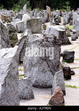 Memoriale di granito colonne all'interno di treblinka campi di sterminio in Polonia Foto Stock