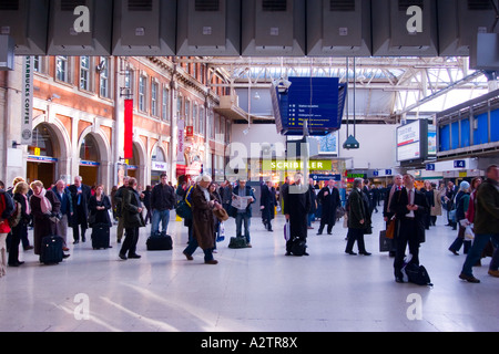Inghilterra Londra passeggeri alla stazione ferroviaria di Waterloo Foto Stock