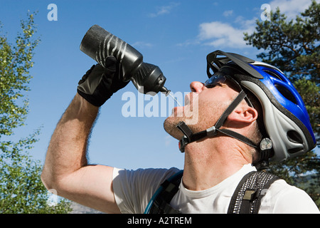 Mountain biker di bere dalla bottiglia Foto Stock