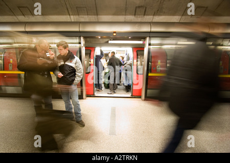 Inghilterra Londra passeggeri sul treno e piattaforma della metropolitana sistema ferroviario Foto Stock