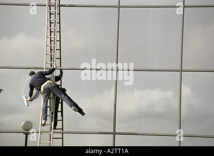 Detergente per vetri stiramento da scaletta, swindon, Regno Unito Foto Stock