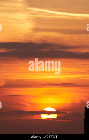 Tramonto con il sole che tramonta nel cielo arancione dalla City di Londra EC2 England Regno Unito Foto Stock