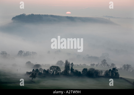 Lungo la camma verso il basso è avvolta nella nebbia dall'Coaley picco sul Cotswold Way, Gloucestershire, GB Foto Stock