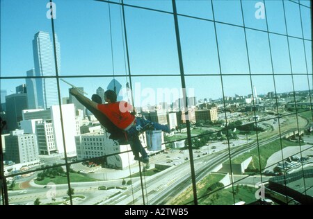 Detergente per vetri lavorando su un alto edificio in una imbracatura, Dallas Stati Uniti d'America Foto Stock