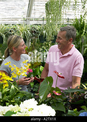 Paio di shopping in centro giardino Foto Stock