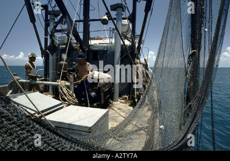 I pescatori operanti su una barca al di fuori di Havana, Cuba Foto Stock