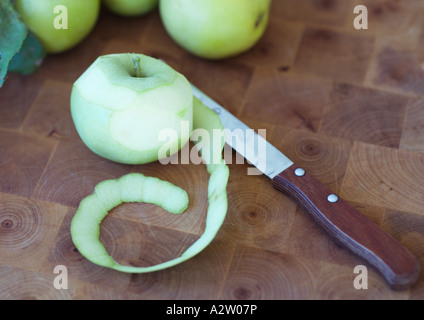 Parzialmente pelato apple Foto Stock