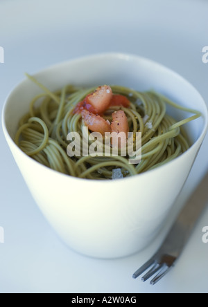 Ciotola di pasta al pesto e la forcella Foto Stock