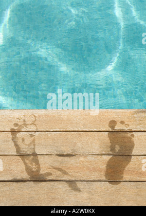 Footprint bagnato dal bordo della piscina Foto Stock