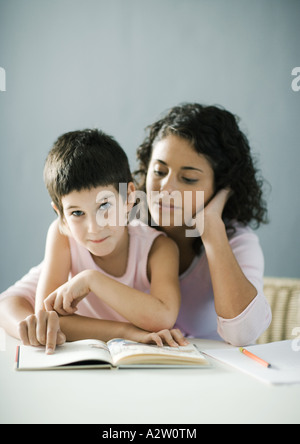 Madre aiutare bambino con compiti Foto Stock