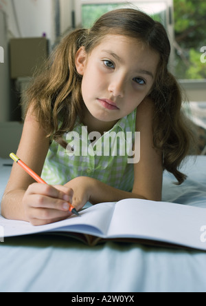 Ragazza facendo i compiti di scuola Foto Stock