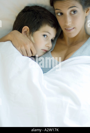 Bambino sdraiato con la testa sulla madre di spallamento Foto Stock